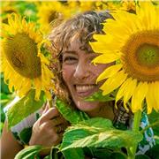 A crafty creative with a foundation in Art & Design, and a degree in Visual Communication & Illustration. Offering online lessons!